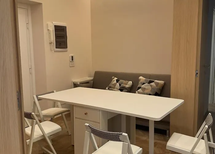 Apartment Re&x Near Coloseum